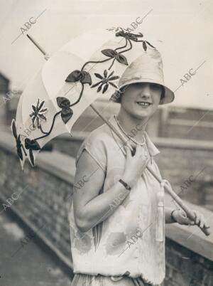 En la Imagen, paraguas decorado con Flores de 1926