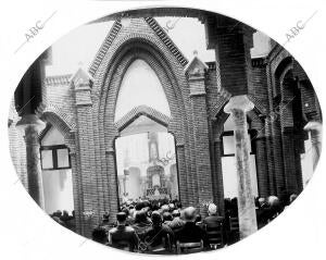 Vista parcial del atrio y capilla del nuevo colegio de santa Teresa de Jesús,...