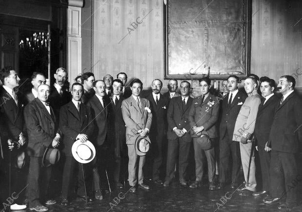 Santander en el ayuntamiento el Capitan aviador Gallarza (1) y su Mecánico,...