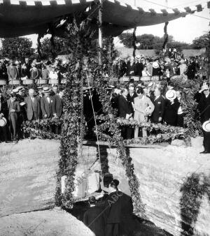 Bendicion y Colocacion de la primera piedra del palacio de España, solemnemente...