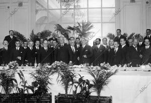 El presidente del Consejo, general primo de Rivera (X) con Algunos de los...