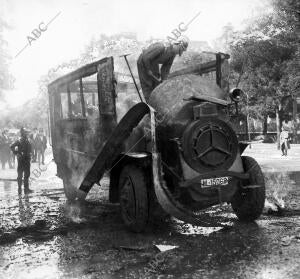 Los Bomberos Extinguiendo el incendio de un Autobus que quedo totalmente...