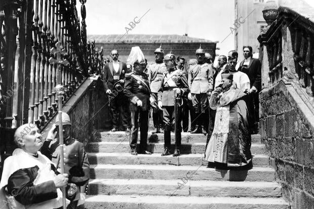 S.A.R. el infante D. Fernando (X), con el cardenal arzobispo y las Autoridades...