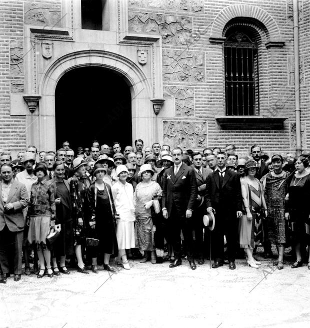 El Alcalde, Conde de Vallellano (X), con los Concurrentes al curso de Vacaciones...