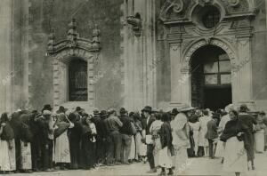 Méjico el conflicto religiosoLos fieles agolpandose a una de las puertas de la...