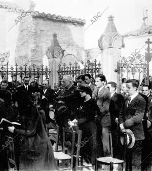 El general primo de Rivera (X), con su Familia, Oyendo la misa Celebrada por el...