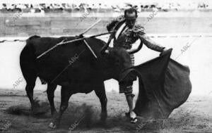 El Notabilísimo diestro Ignacio Sánchez Mejías, Dando un pase natural A uno de...