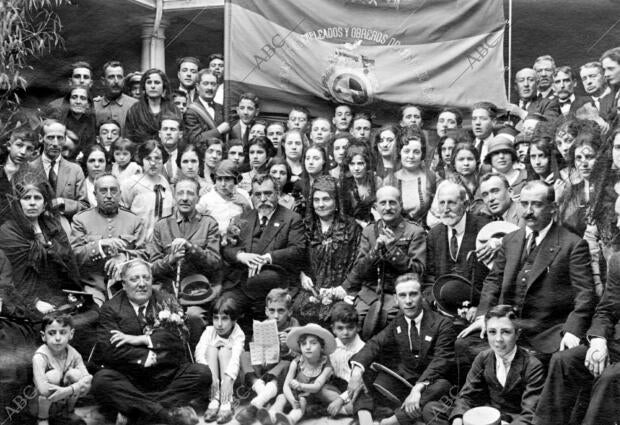 Los Padrinos de la bandera de la Sociedad, el rector D. Fermín garrido y su...