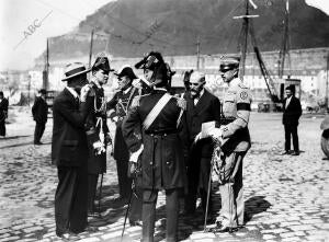 La oficialidad de los Buques de Guerra Italianos "Ferruccio" Y "Pissa", con el...