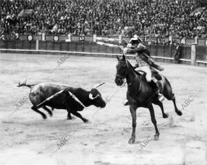 El rejoneador de Veiga en un par de banderillas a caballo durante la corrida de...