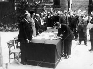 Plebiscito - Madrid - el gobernador civil señor Semprún Firmando en la mesa...