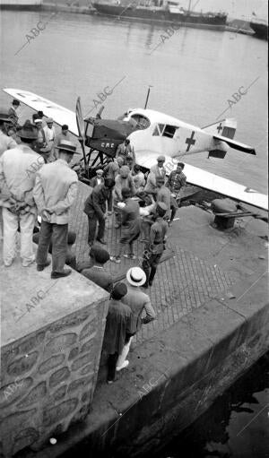 Un hidroavión de la cruz Roja en el puerto de Melilla