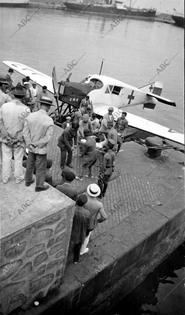 Un hidroavión de la cruz Roja en el puerto de Melilla