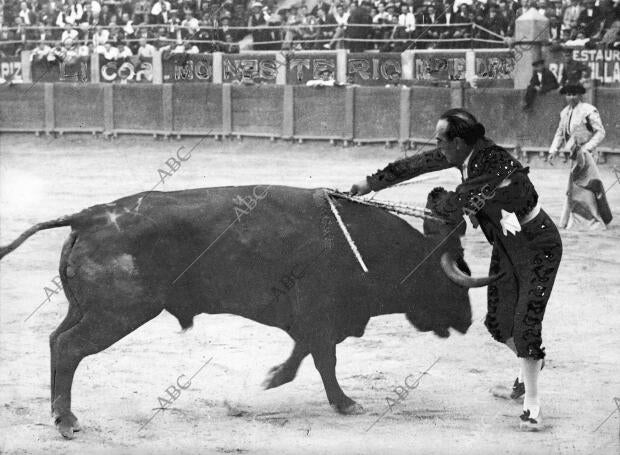 El matador Ignacio Sánchez Mejías dando una estocada a una de las reses que...