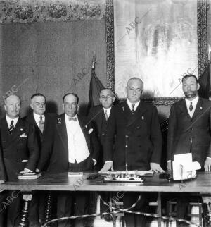 El presidente del Consejo, general primo de Rivera (1), con el de la...