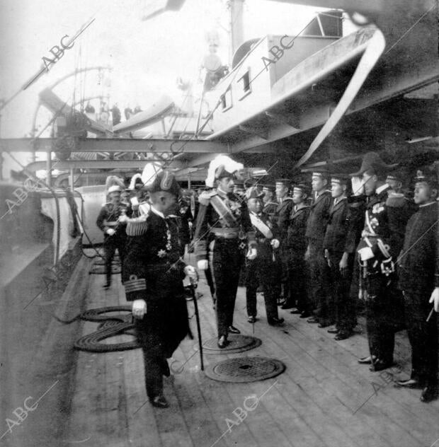 S.M. el Rey (X), A su Llegada al crucero Japones "Idzumo" revista A la...