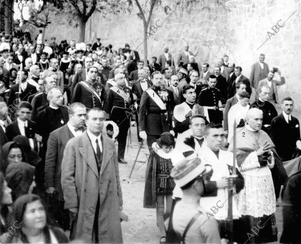 S.A. el infante D. Fernando (1) el cardenal Arzobispo, doctor Reig (2) y los...