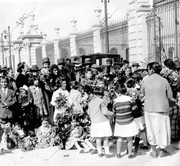 Reparto de flores donadas por SS.AA.RR. las Infantas doña Beatriz y doña...