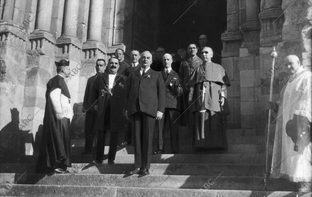 El presidente del Consejo (X), con las Autoridades al salir de la Catedral