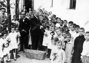 Reparto de ramos de flores a los niños de las escuelas para que obsequien a sus...