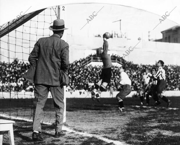 Partido disputado en el estadio de Chamartín entre el Real Madrid y el Atlético...