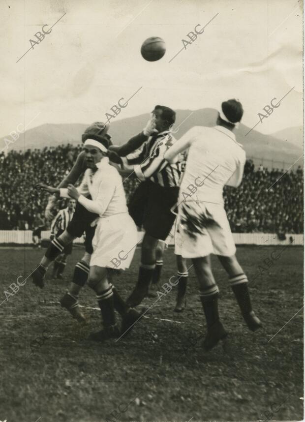 Una salida del guardameta del Madrid en el partido contra el Athletic