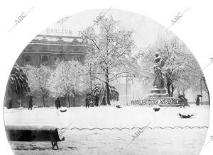Bilbao, los Jardines de la plaza Elíptica y monumento de la viuda de Espalza...