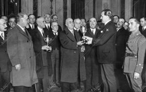 El Alcalde, Conde de Vallellano (X), Entregando la copa regalada por él al...