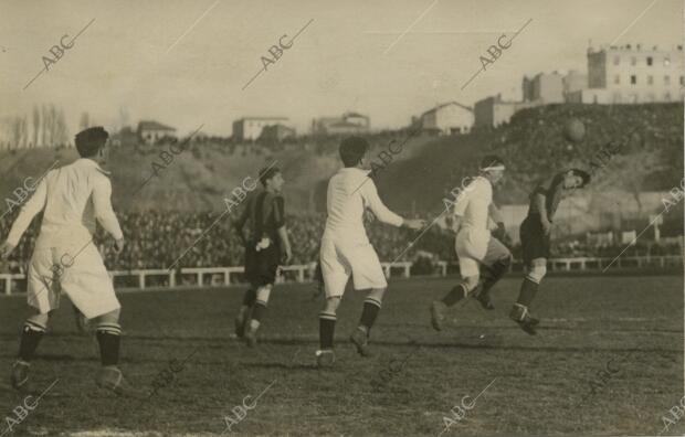 Partido disputado en el estadio de Chamartín entre el Real Madid y el Racing...