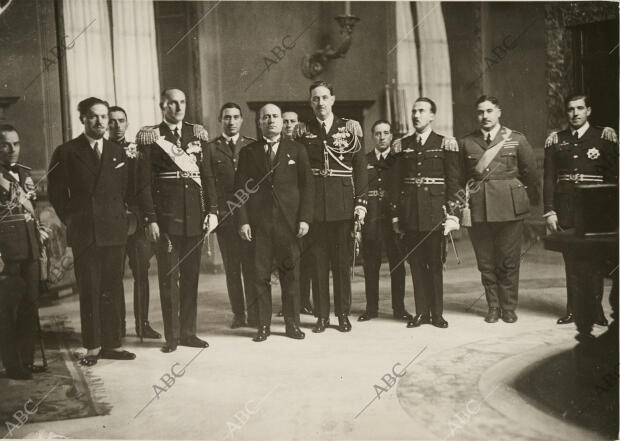 S.A. el Infante D. Alfonso de Orleans, con el coronel Kindelán y demás miembros...