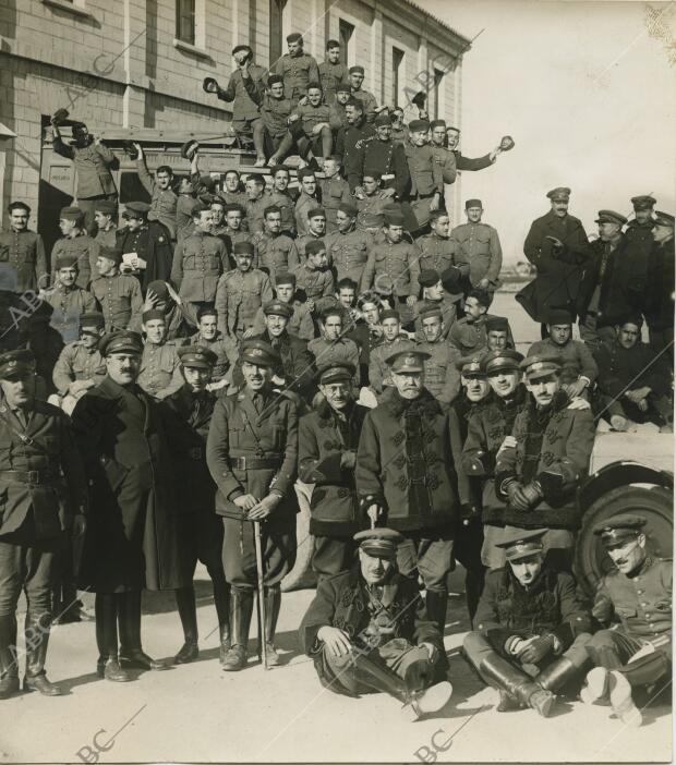 Jefes, Oficiales y Soldados del quinto regimiento de sanidad Militar,...