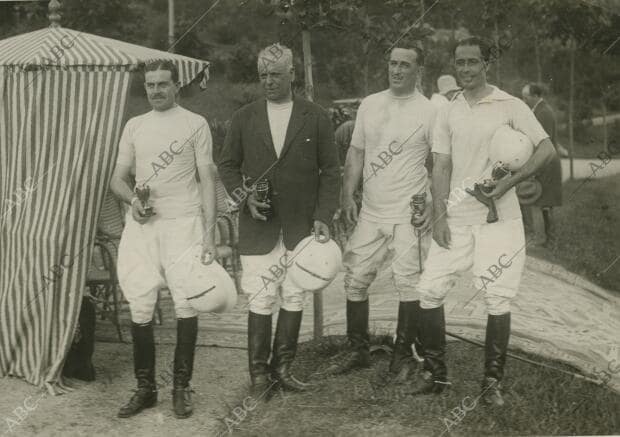 El equipo vencendor del partido de polo: el Marqués de Viana, el Duque del Arco,...