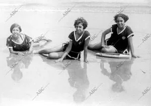 Tres jóvenes disfrutando a orillas de la playa de El Sardinero