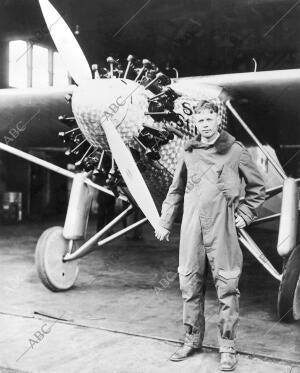 El piloto norteamericano Charles A. Lindbergh con su Avión "el Espiritu de san...
