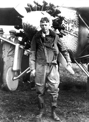 El piloto norteamericano Charles A. Lindbergh con su Avión "el Espiritu de san...