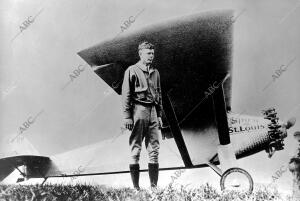 El piloto norteamericano Charles A. Lindbergh con su Avión "el Espiritu de san...