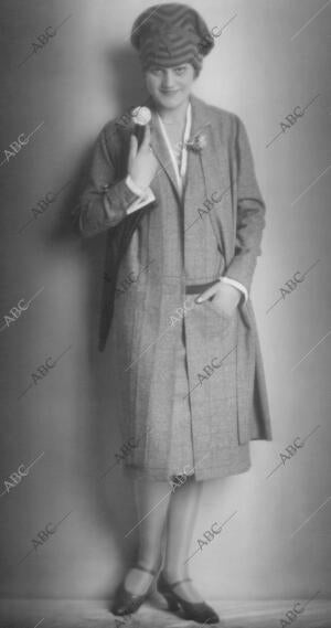 En la Imagen,la Bella actriz Anny Coty con un abrigo gris perla de 1927 diseño...