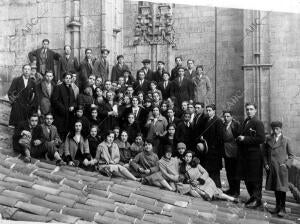 En la torre del Gallo, de la catedral vieja los Alumnos del cursillo de Arte,...