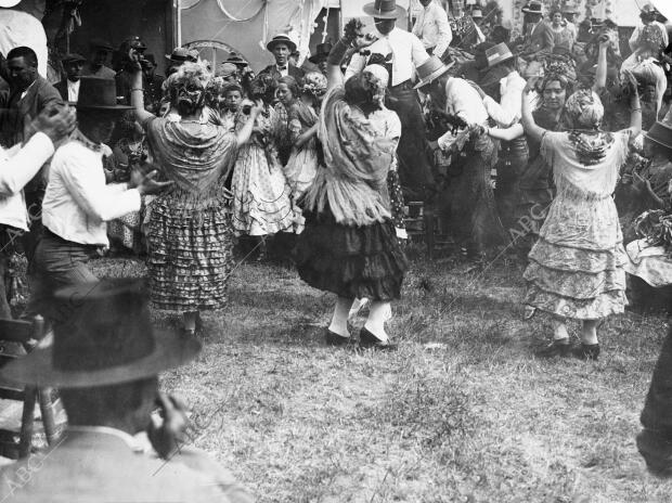 Las mujeres que bailan tocan palillos (castañuelas, fuera de Sevilla)