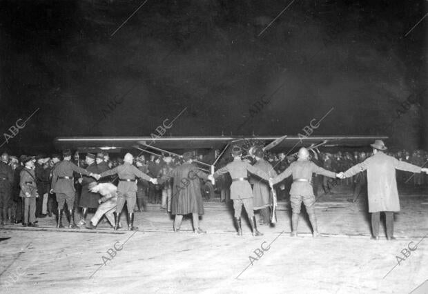 El «Espíritu de San Luis» a su llegada al aeródromo de le Bourget, donde le...