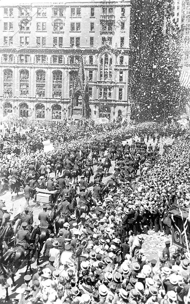 Millones de Neoyorquinos Reciben A Charles Lindbergh como A un Héroe