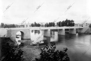 Puente sobre el río Pisuegra en el pueblo Dueñas (Palencia)