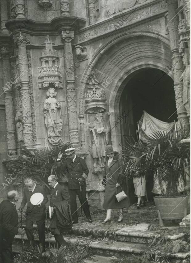 Sus majestades los Reyes Alfonso XIII y Victoria Eugenia, al salir de la iglesia...