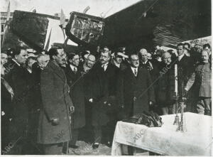 Alfonso XIII con el vicepresidente del consejo, Sr. Martínez Anido (5º a la...