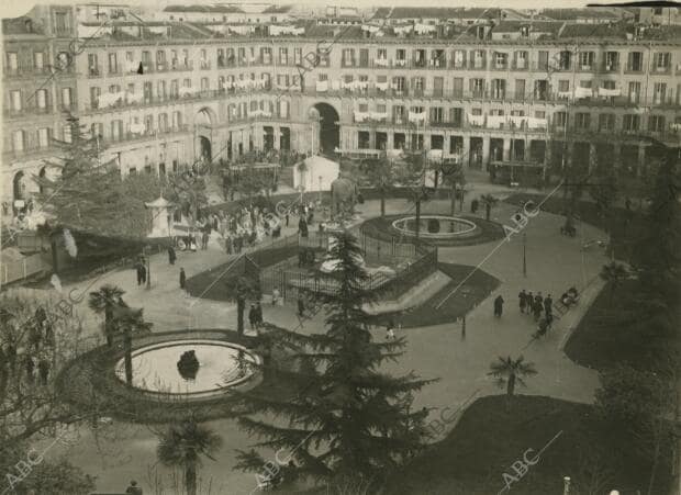 Vista de la Plaza Mayor a finales de los años 20, con el jardín central en el...