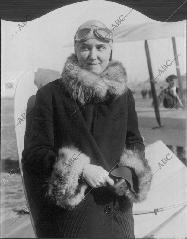 En la Imagen, la Señorita de Arce, que Efectuó un arriesgado vuelo en el Aero...