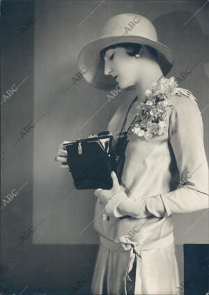 En la Imagen, modelo con bolso de 1928, creación de Lucien Lelong