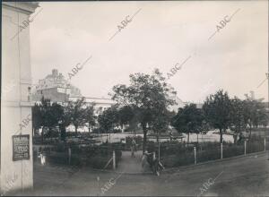 Plaza del Santo. Al fondo el castillo