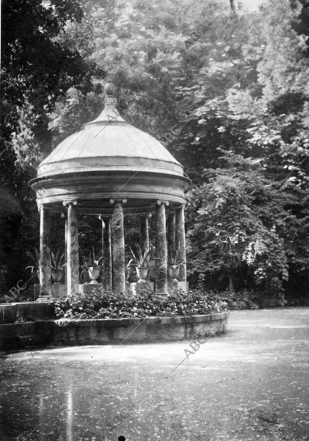 Templete de Mármoles en el lago