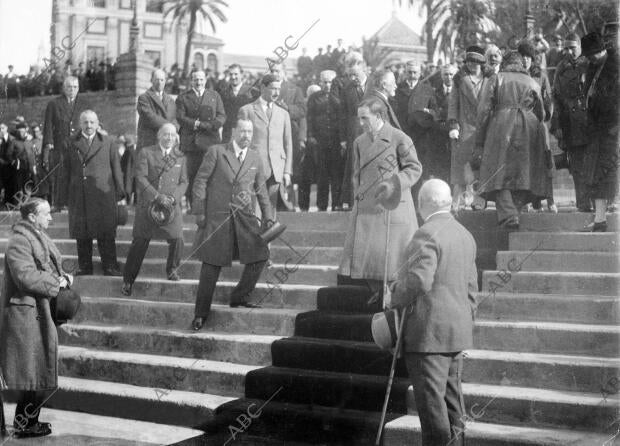 D. Alfonso Xiii (X) en el embarcadero de san Telmo, Rodeado de las Autoridades...